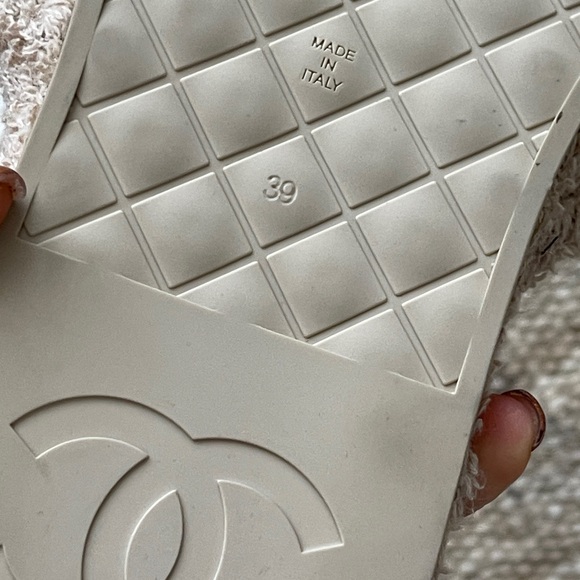 Chanel fluffy logo slides sz 38 - Picture 5 of 7